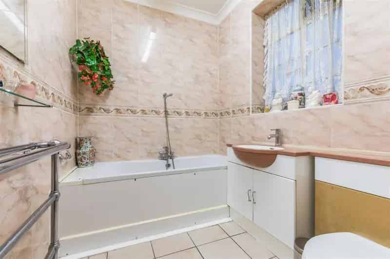 3 Bed Apartment for Sale in Bournemouths Bath Hill Court