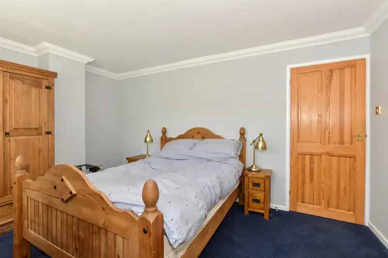 4 Bedroom End Terrace House for Sale