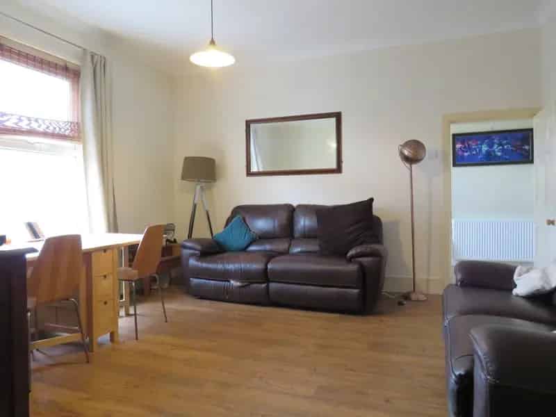 3 Double Bedroom Maisonette Near City Centre with Parking
