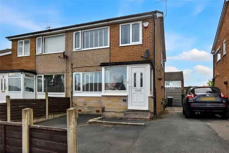 Three Bedroom Semi Detached Home in Popular Residential Cul De Sac