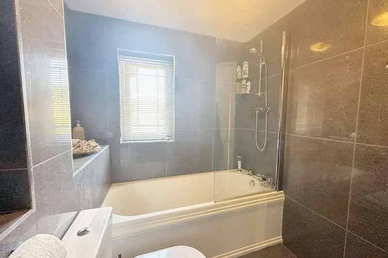 5 bed house for sale