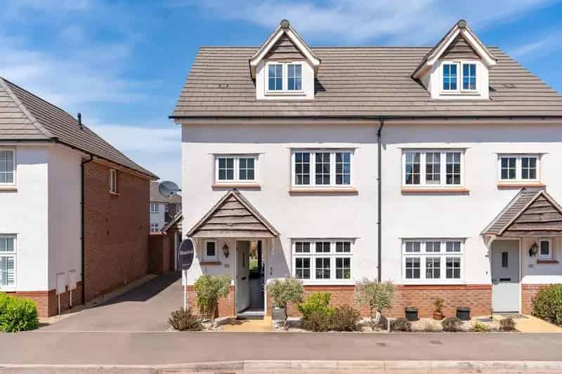 4 Bedroom Semi Detached House For Sale
