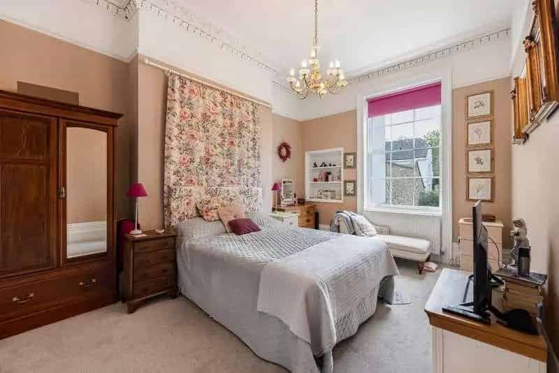 3 Bed Flat for Sale - Elegant Period Charm Meets Modern Comfort