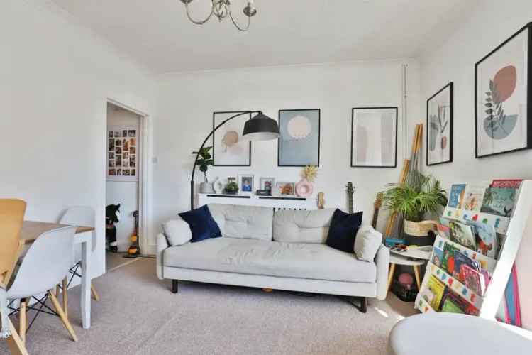 Two-Bedroom Maisonette in Poole Near Hospital