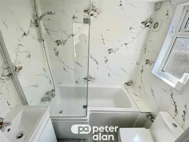 4 Bedroom Terraced House Near Public Transport