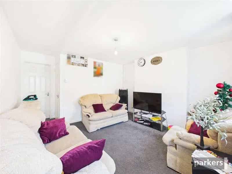 4 Bed House for Sale Family Home with Garden and Parking