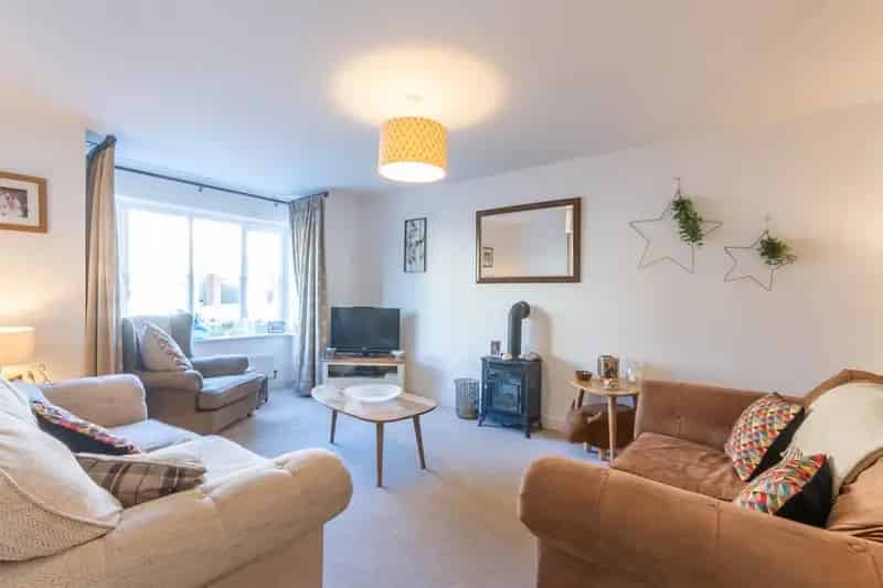 Four Bedroom Family Home with Garage and Garden