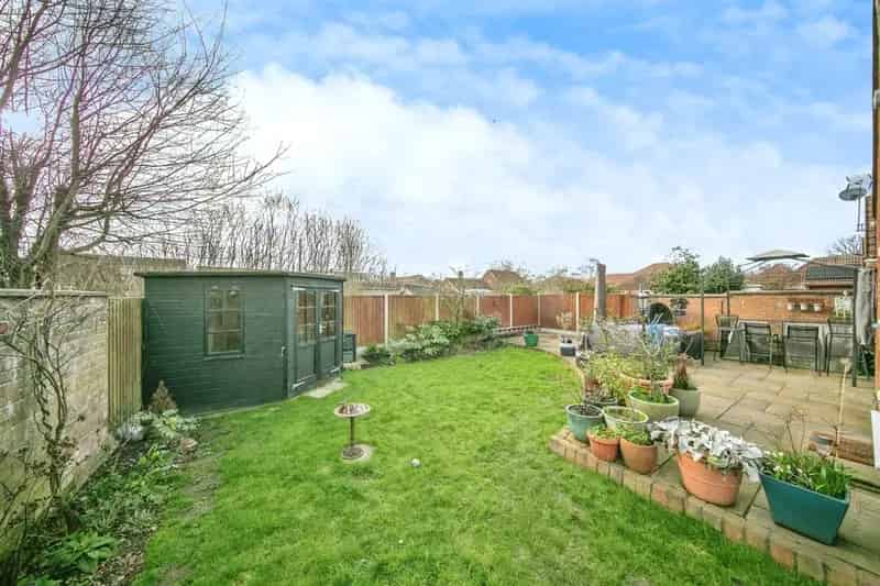 3 Bed House with Garage and Garden