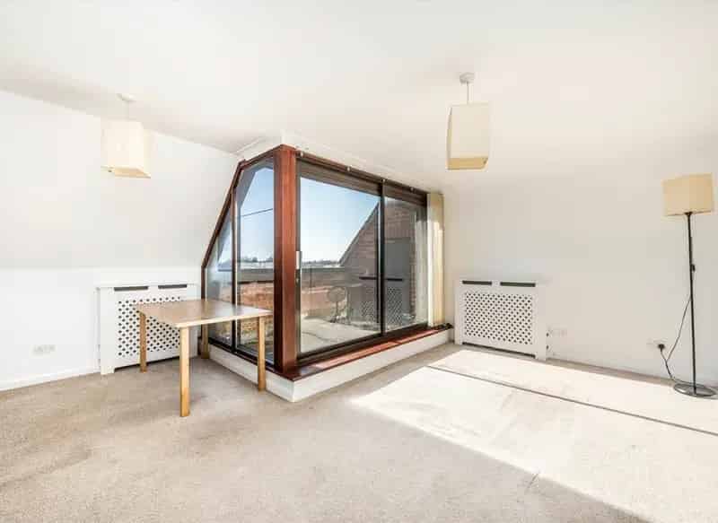 2-Bed Split Level Flat with Balcony and Parking