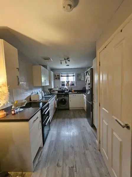 Flat For Rent in Epsom and Ewell, England