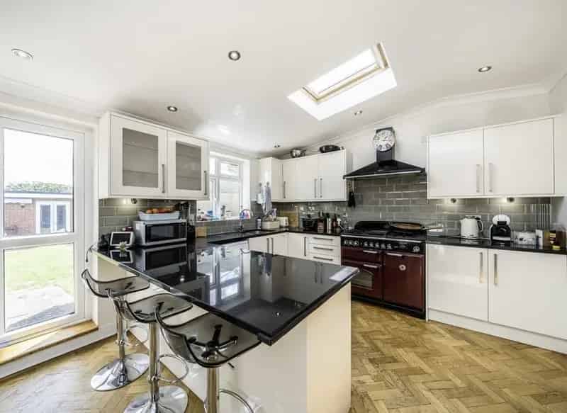 3 Bed Semi Detached House Isleworth