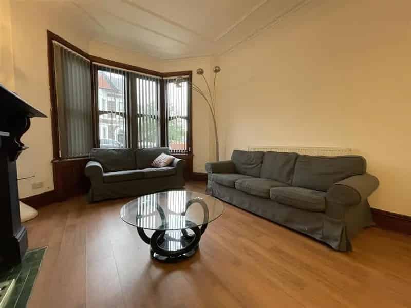 2 Bedroom Furnished Flat Near Roath Park