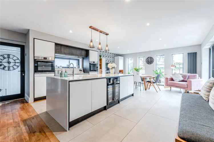 House For Sale in Leeds, England