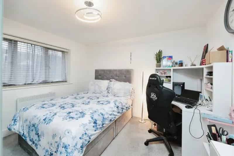 First Floor Apartment with Ensuite, Allocated Parking and Communal Garden