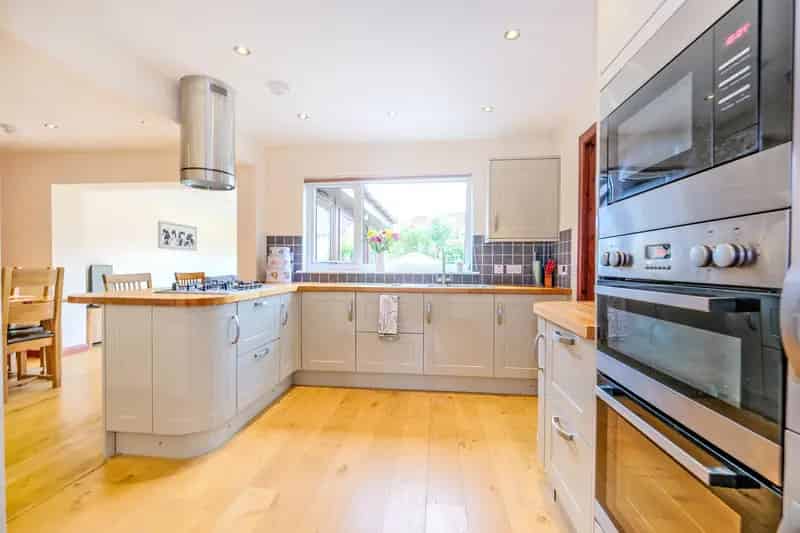Detached Property with Garage and Secluded Garden