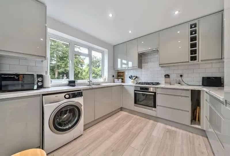 2 Bed Maisonette for Sale Share of Freehold Modern Kitchen Garage Parking