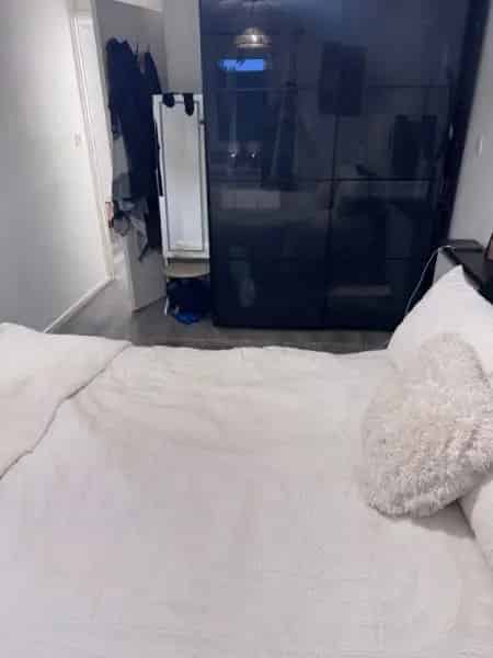 One Bedroom Grand Floor House Near Hyde Park