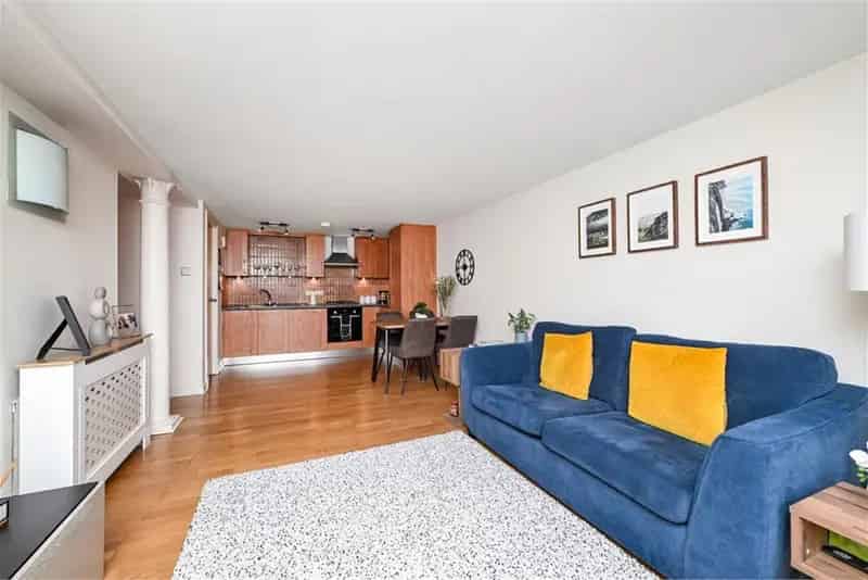 2 Bed Flat - First Floor with 1 Reception Room