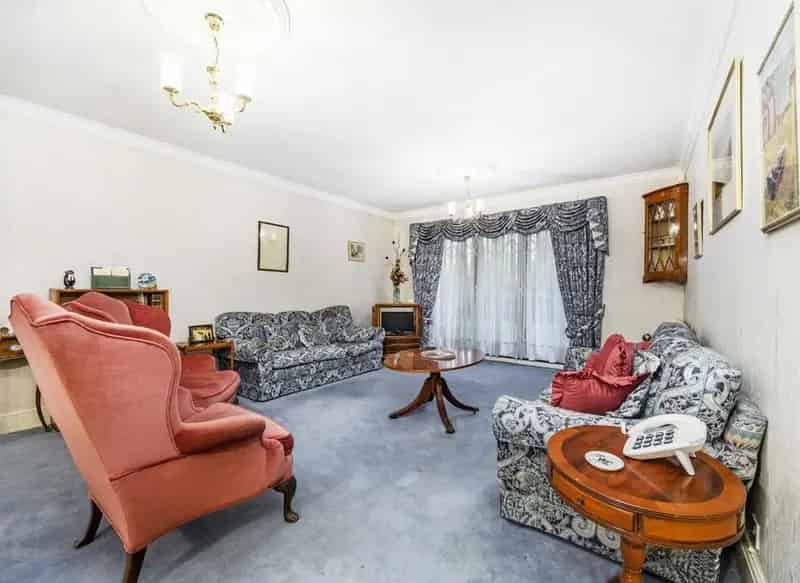 Two Double Bedroom Flat with Garage and Communal Gardens