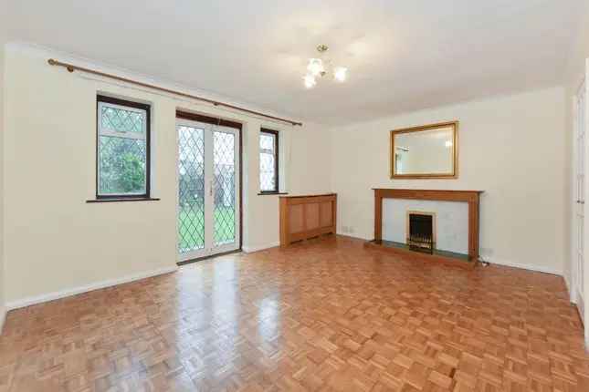 Detached Four Double Bedroom House Near Elizabeth Line