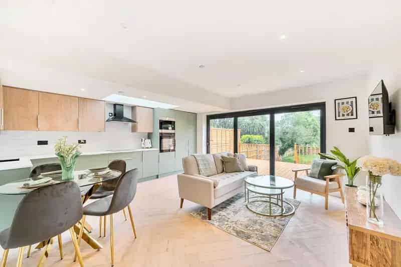 Elegant Modern Property with Sunny Garden