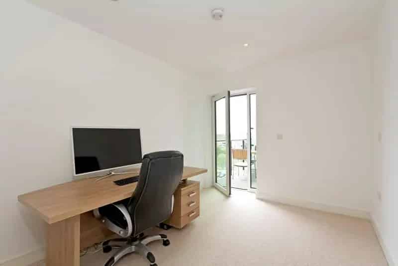 Battersea Reach 2-Bed Apartment with Balcony and Parking
