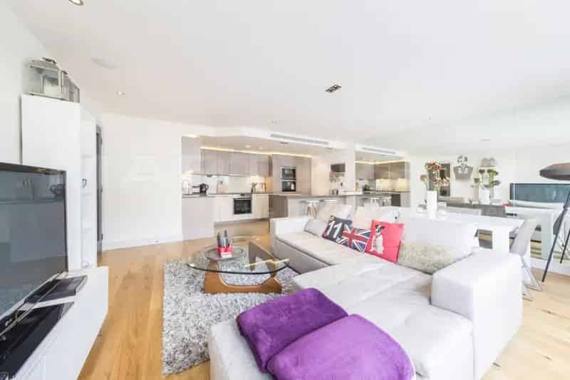 2 Bedroom Flat for Sale in Chelsea Creek London