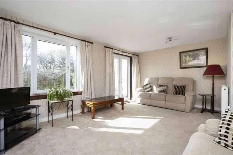 4 Bed House Linked Detached with 1 Reception Room