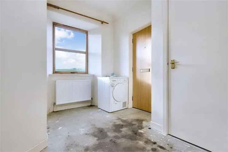 2 Bed Flat - Second Floor with 1 Reception Room