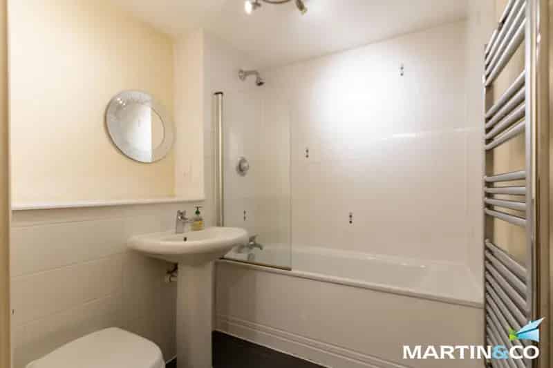 City Centre 1 Bedroom Apartment with Parking and Amenities