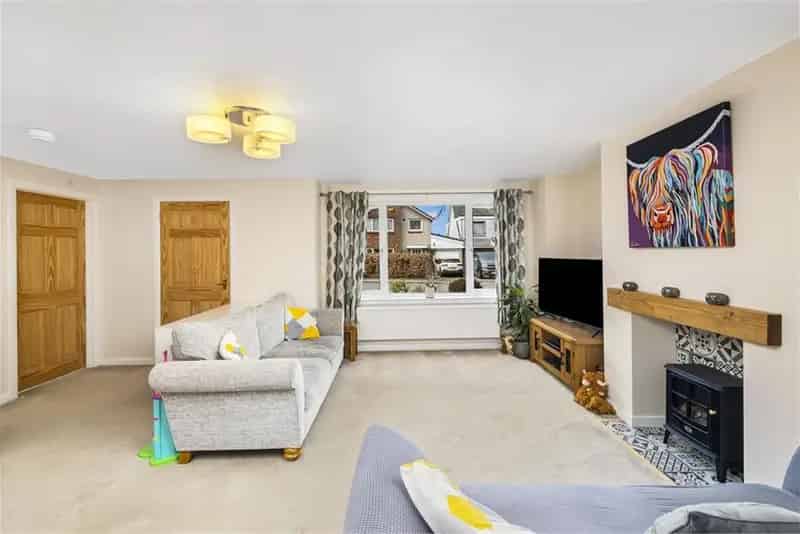 3 Bed Detached House 2 Reception Rooms Family Home