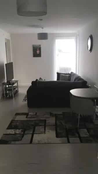Large 2-Bedroom Flat with Balcony