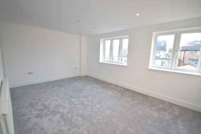 4 Double Bedroom Semi-Detached House for Rent in London W3