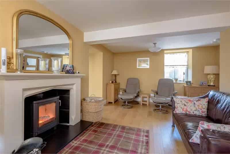 2 Bed Semi Detached Cottage with Conservatory and Garden