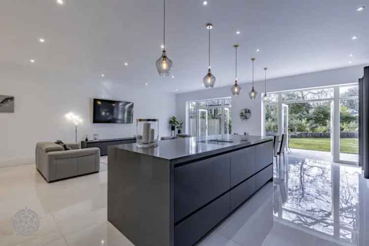 6 Bedroom Detached House for Sale