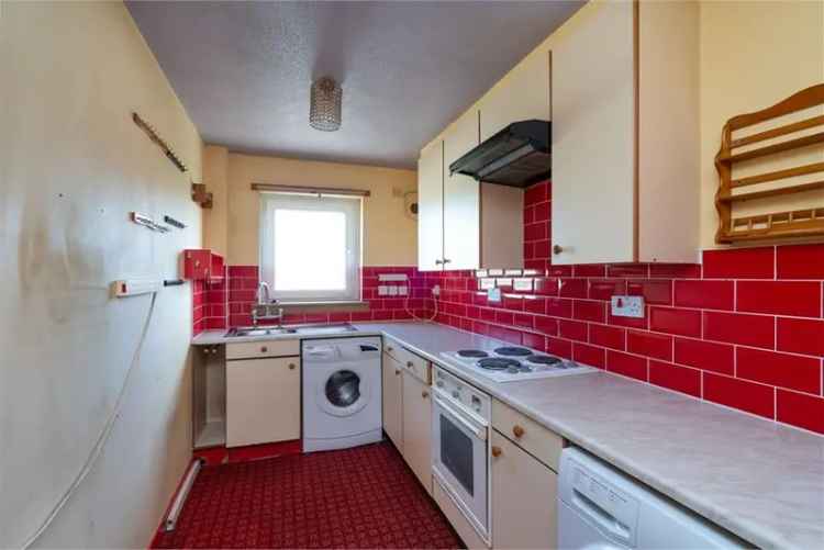 3 Bed Flat Second Floor 1 Reception Room Private Parking