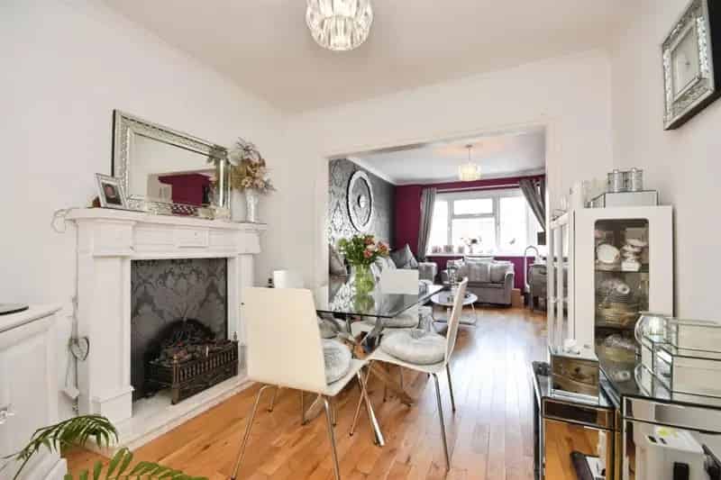 3 4 Bedroom Family Home with 70ft Garden and Modern Kitchen