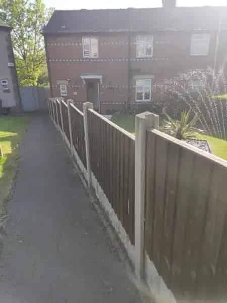 2 Bedroom House Large Gardens Near Shops and Buses