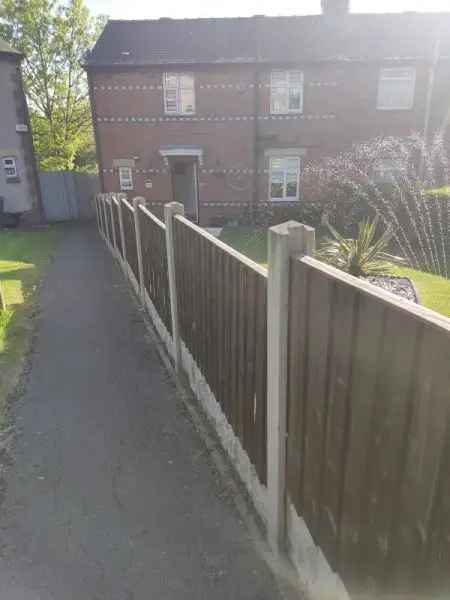 2 Bedroom House Large Gardens Near Shops and Buses