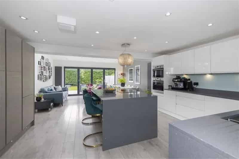 4 Bed Semi-Detached House with Modern Kitchen and Garage