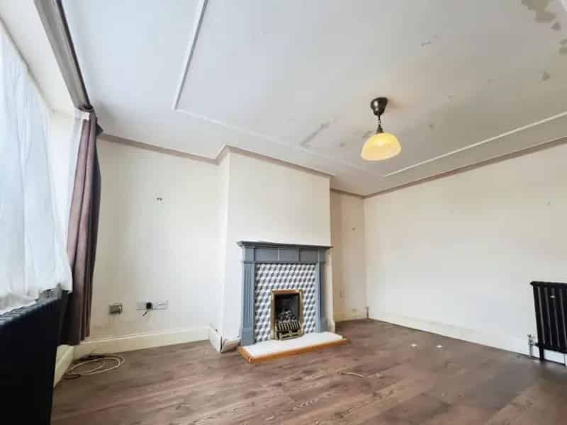 3 Bedroom Semi-Detached House For Sale - Garage & Conservatory