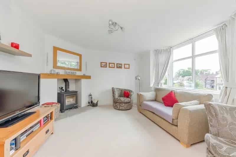 3 Bed House with Log Burner, Garage & Parking