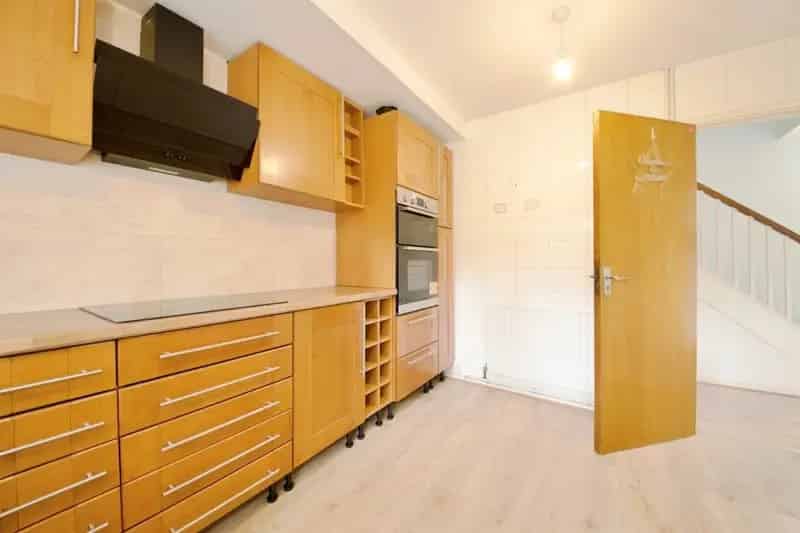 Four Bedroom End of Terrace House For Sale