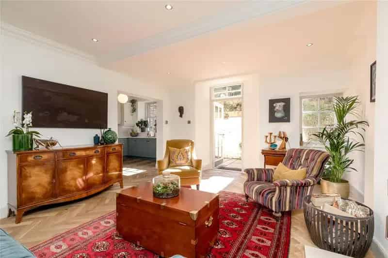 2 Bedroom Garden Flat for Sale in Edinburghs New Town