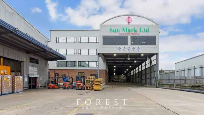 Refurbished Warehouse with Modern Offices Near Central London