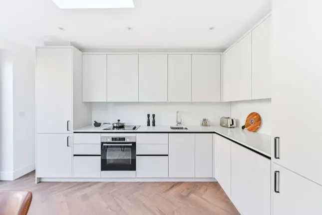 Elegant 4-Bed Houses in Brixton Near Herne Hill Station