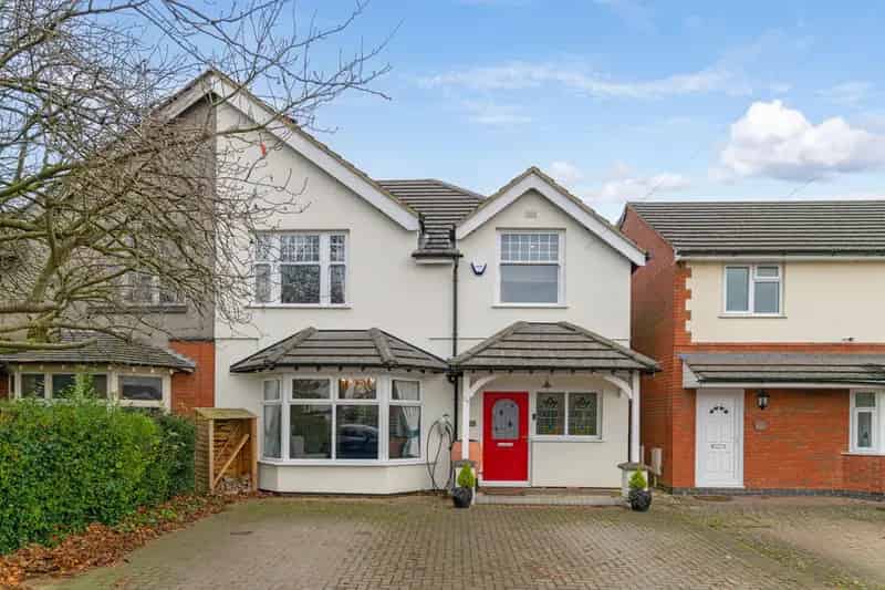 5 Bedroom Townhouse with EV Charger and Modern Kitchen Rugby