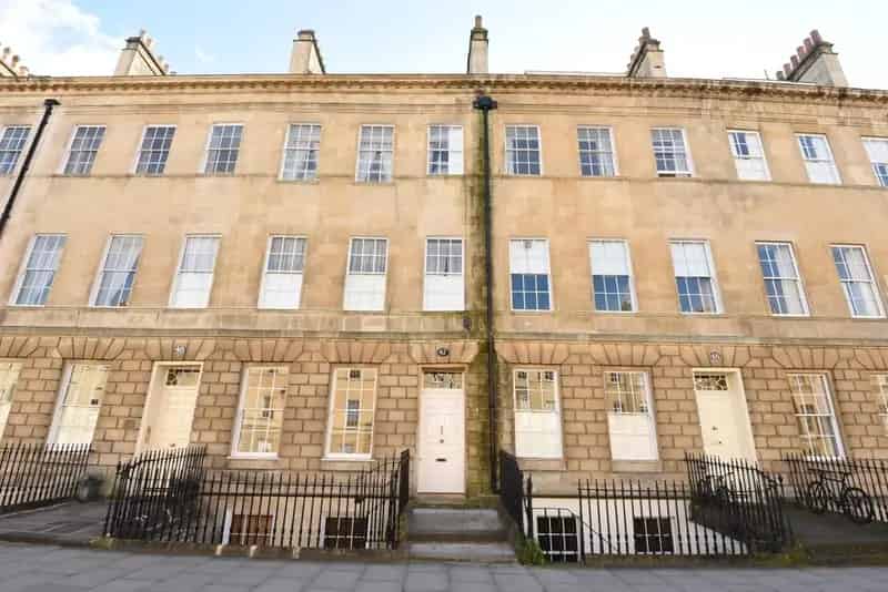 2 Bedroom Georgian Apartment to Rent in Central Bath