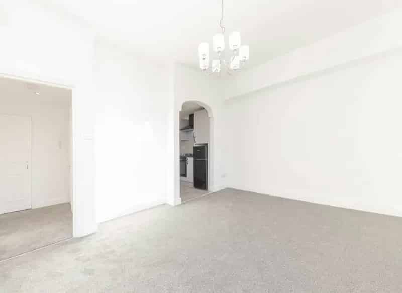 Modern One Double Bedroom Apartment Sought After Road