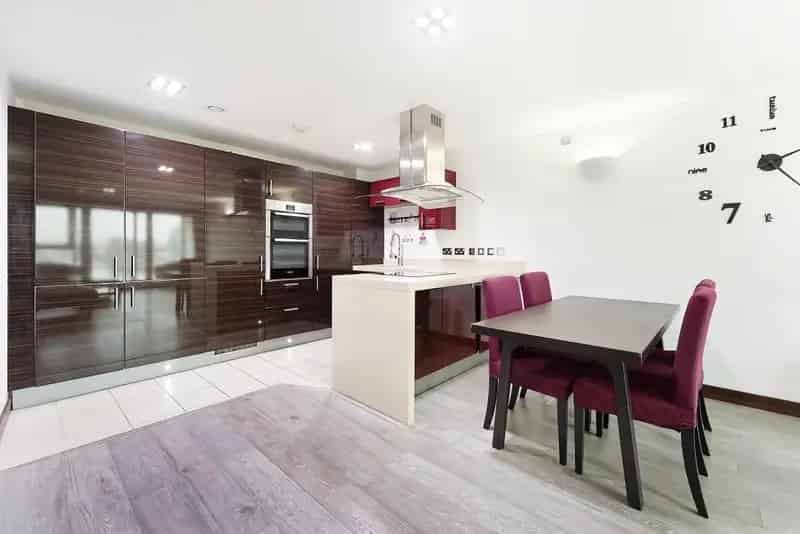 Two-Bedroom River View Apartment in Bridges Wharf